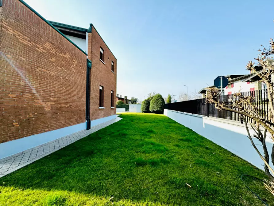 Immagine 29 di Villa in vendita  in VIA MONS. GIUSEPPE FIORINI, 1 a Calvisano