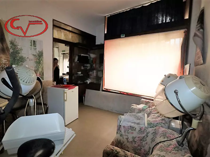 Immagine 8 di Negozio in vendita  in centro a Montevarchi