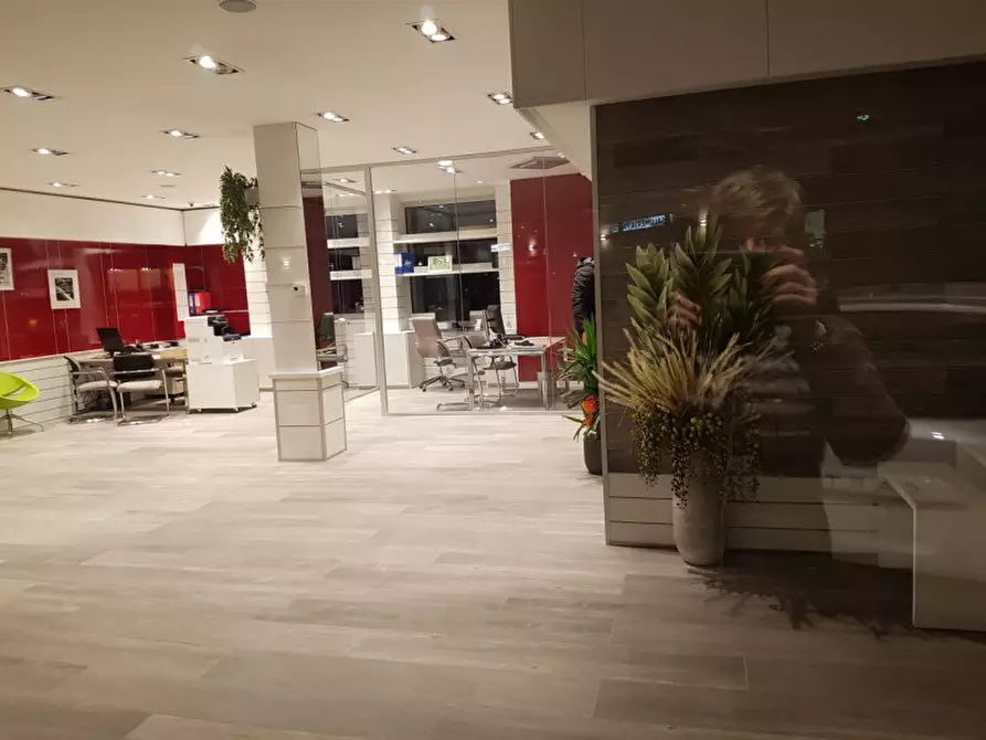 Immagine 2 di Negozio in vendita  in Via Cesare Battisti, 141 a Comano Terme