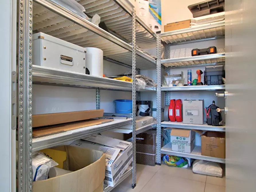 Immagine 5 di Negozio in vendita  in Via Cesare Battisti, 141 a Comano Terme