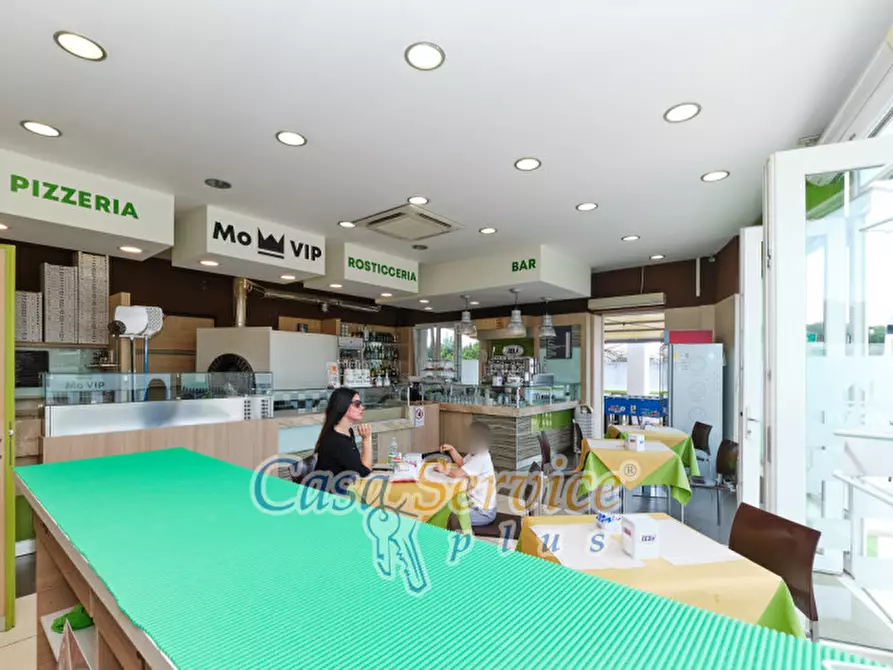 Immagine 2 di Negozio in vendita  in Via Gandhi a Casarano