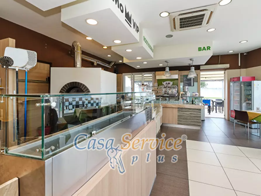 Immagine 3 di Negozio in vendita  in Via Gandhi a Casarano