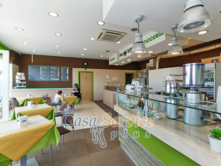 Immagine 4 di Negozio in vendita  in Via Gandhi a Casarano