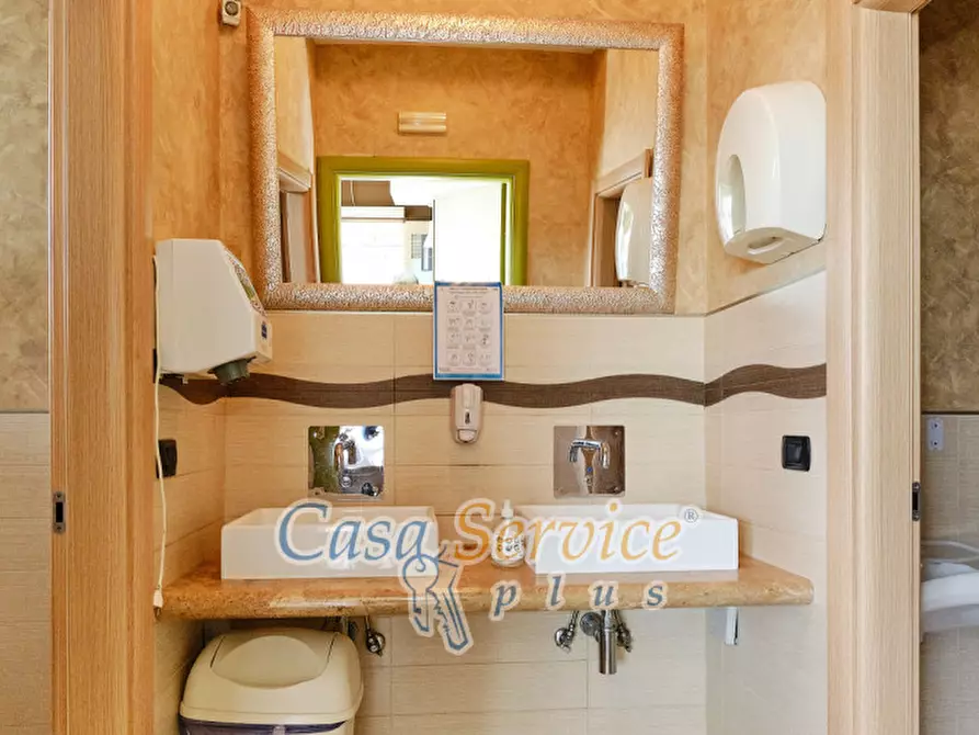 Immagine 5 di Negozio in vendita  in Via Gandhi a Casarano