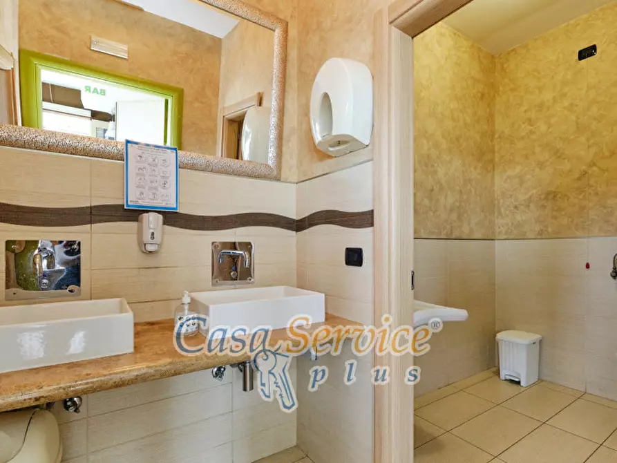 Immagine 6 di Negozio in vendita  in Via Gandhi a Casarano