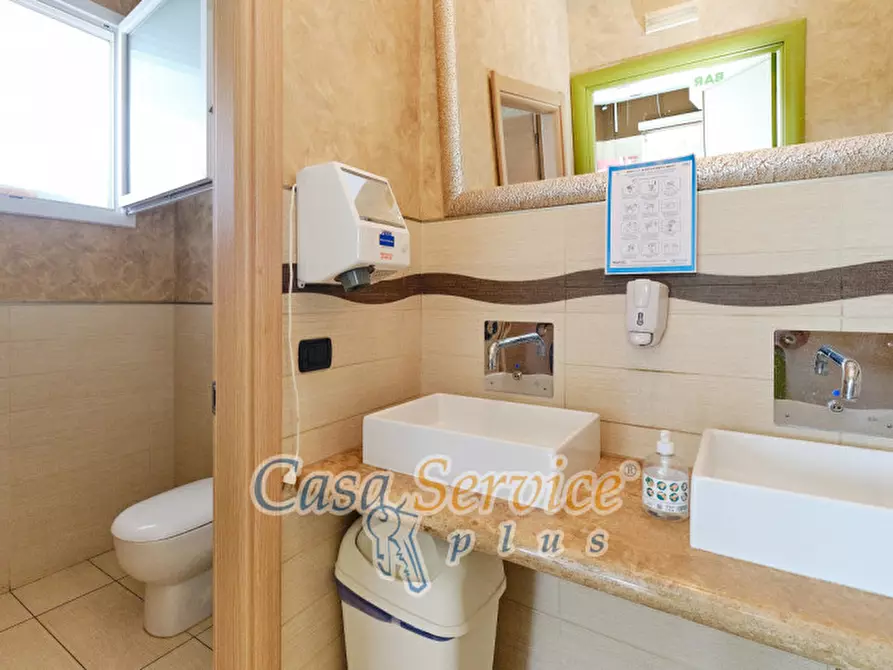 Immagine 7 di Negozio in vendita  in Via Gandhi a Casarano