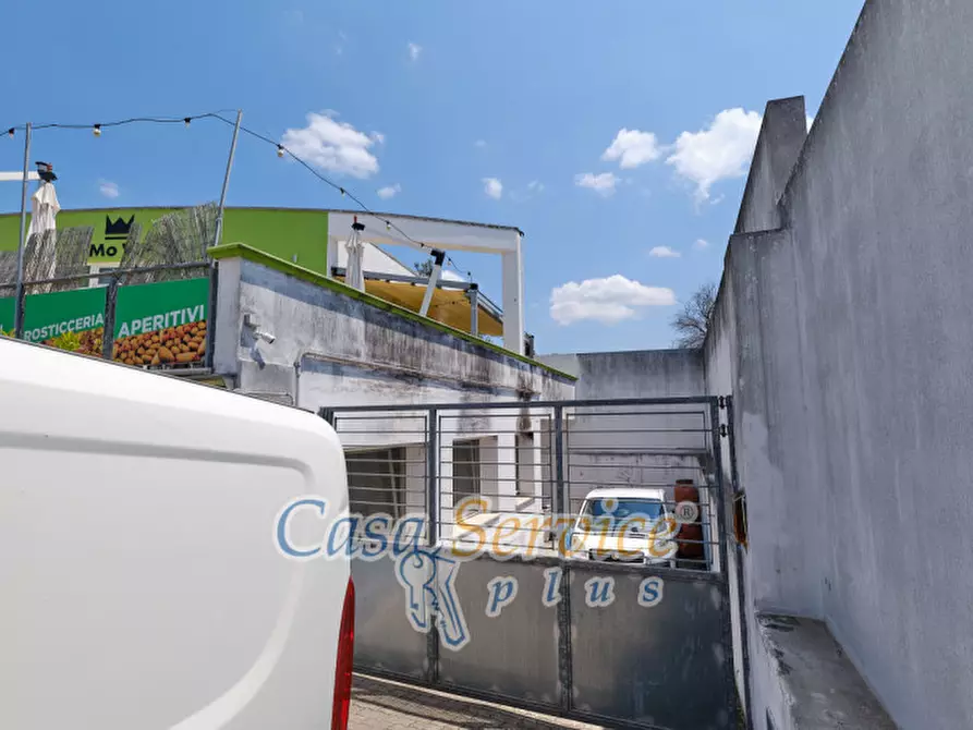 Immagine 10 di Negozio in vendita  in Via Gandhi a Casarano