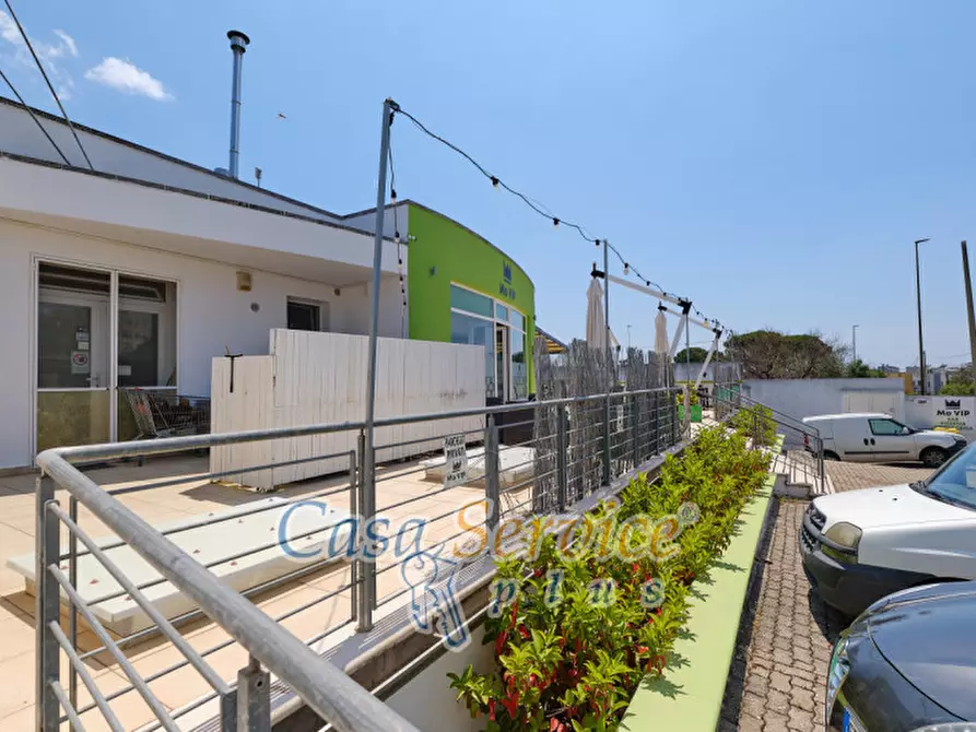 Immagine 13 di Negozio in vendita  in Via Gandhi a Casarano