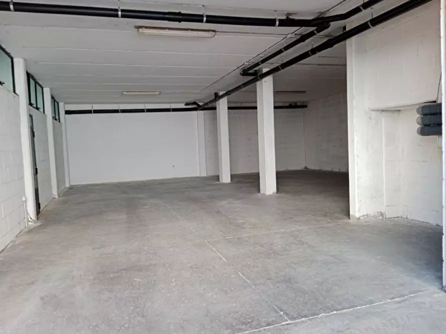 Immagine 2 di Magazzino in vendita  a Quartu Sant'elena