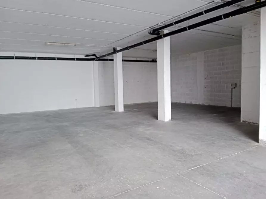 Immagine 3 di Magazzino in vendita  a Quartu Sant'elena