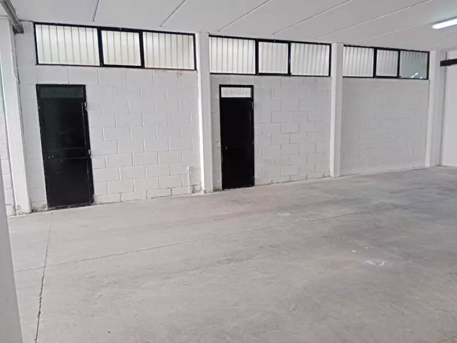 Immagine 6 di Magazzino in vendita  a Quartu Sant'elena