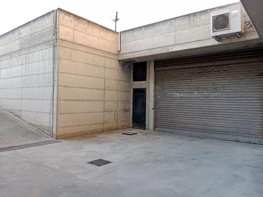Immagine 11 di Magazzino in vendita  a Quartu Sant'elena