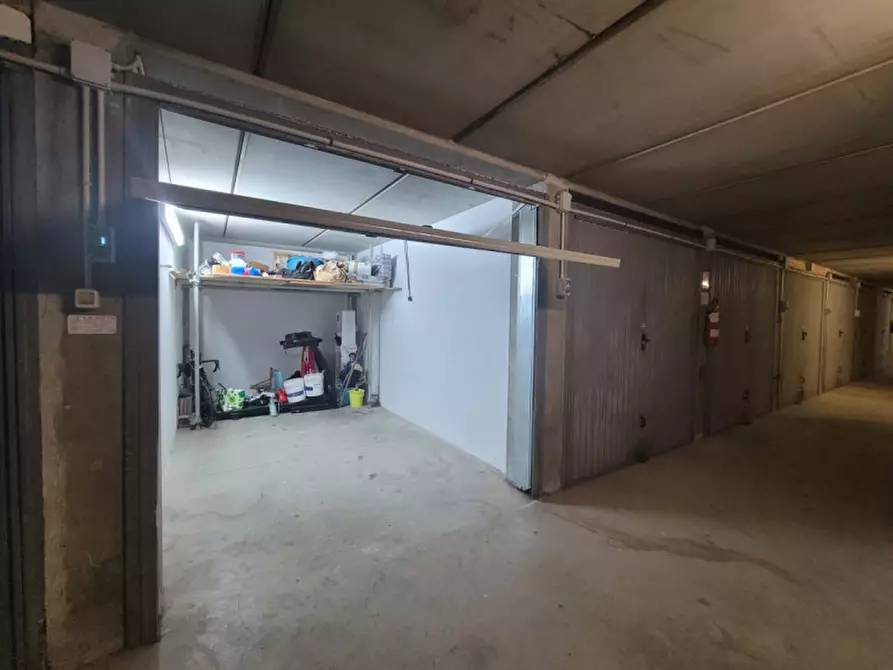 Immagine 1 di Garage in vendita  in Via Giordano a Savona