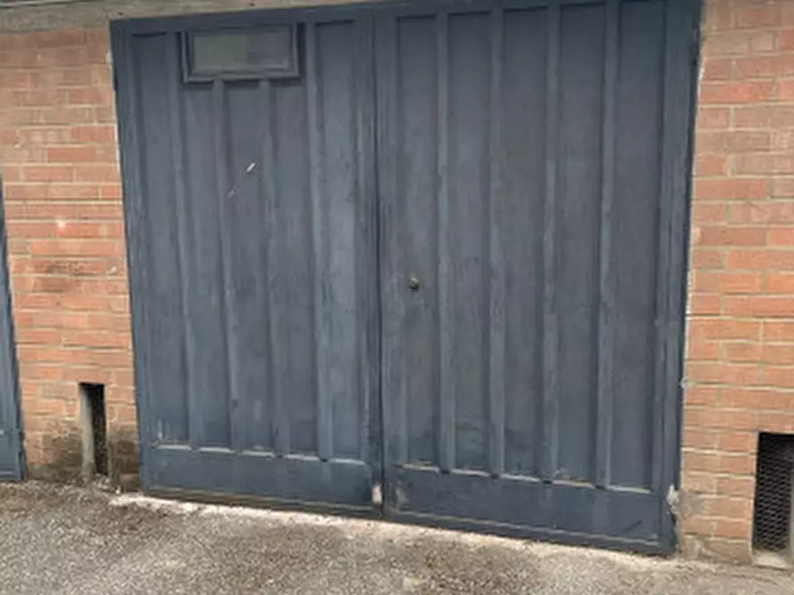 Immagine 1 di Garage in vendita  in Via Edward Jenner a Parma