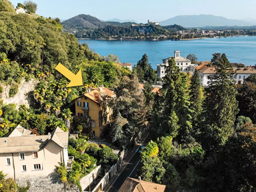 Immagine 1 di Villa in vendita  in via Cantoni, 10 a Arona