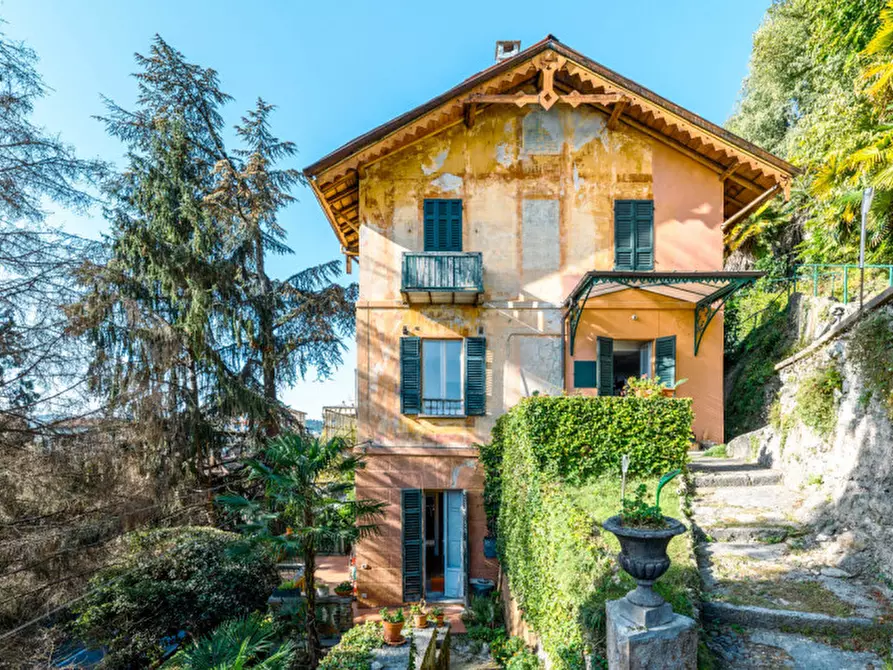 Immagine 1 di Villa in vendita  in via Cantoni, 10 a Arona