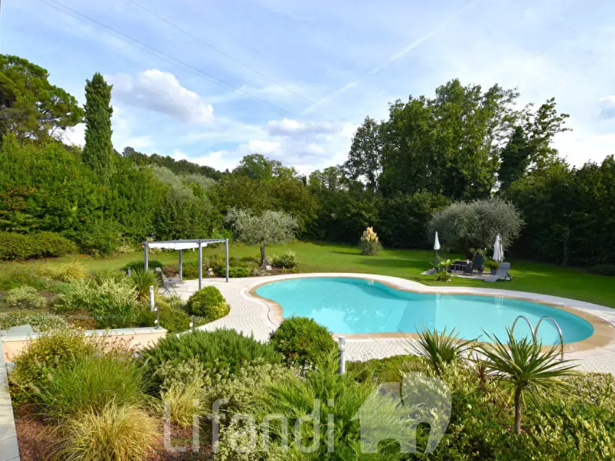 Immagine 1 di Villa in vendita  a Castelnuovo Del Garda