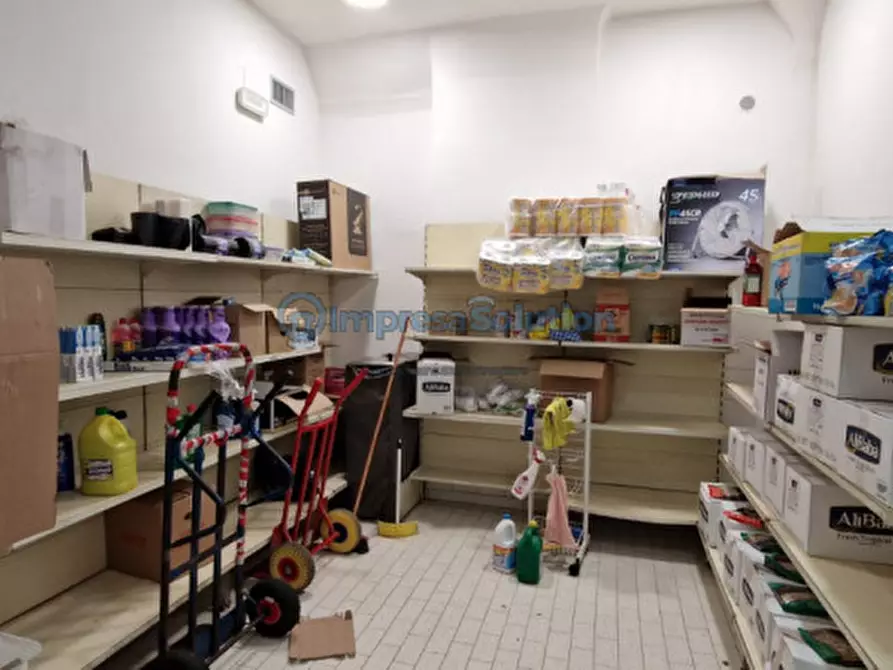Immagine 7 di Negozio in vendita  in Via Bologna a Napoli