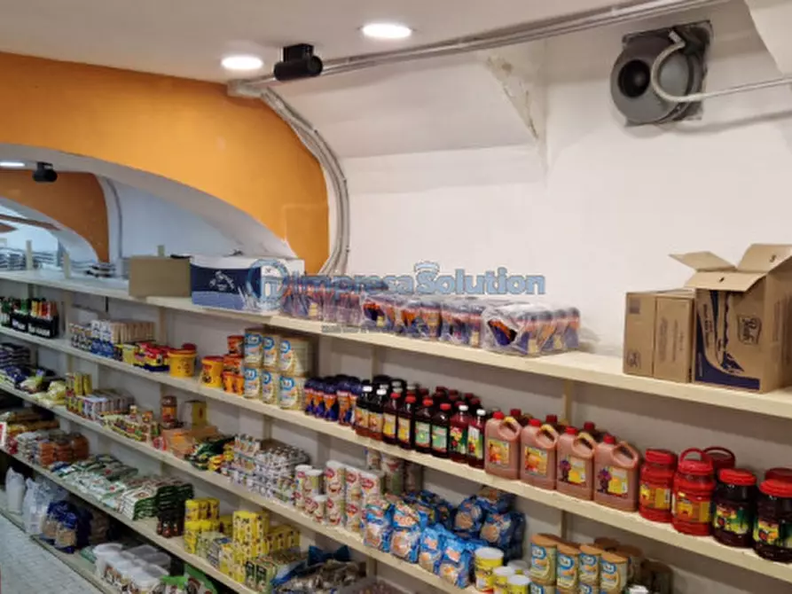 Immagine 10 di Negozio in vendita  in Via Bologna a Napoli