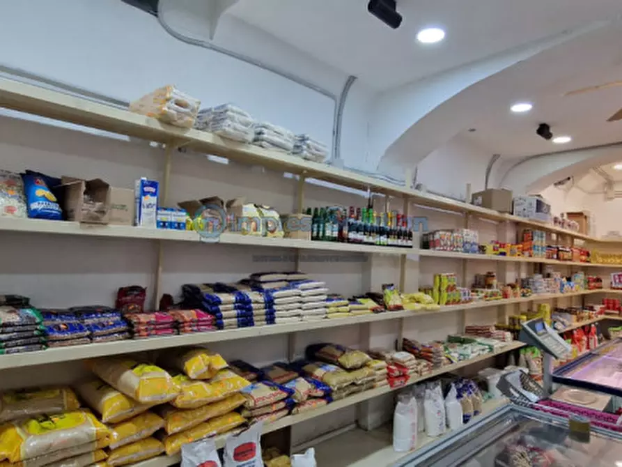 Immagine 11 di Negozio in vendita  in Via Bologna a Napoli