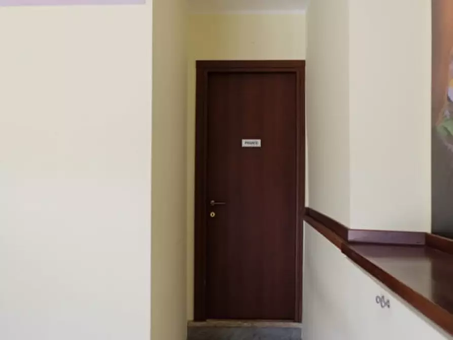 Immagine 2 di Attività commerciale in affitto  in Via di tor vergata a Roma