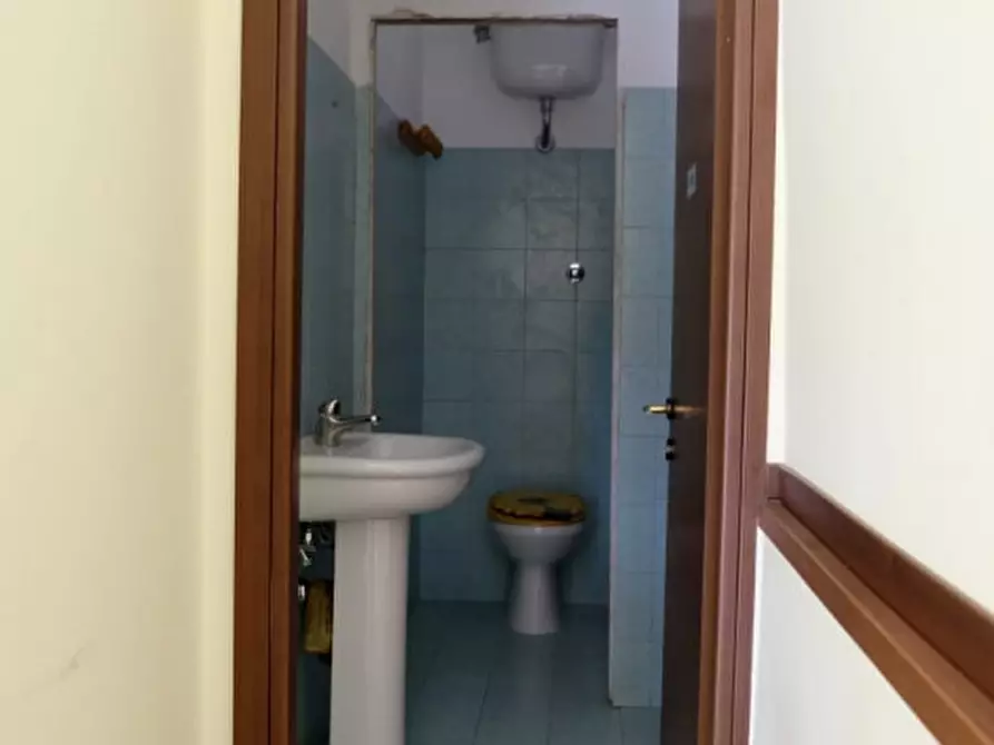 Immagine 3 di Attività commerciale in affitto  in Via di tor vergata a Roma