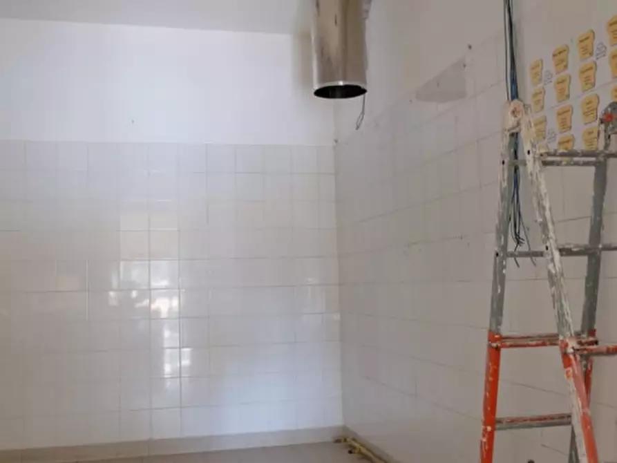 Immagine 5 di Attività commerciale in affitto  in Via di tor vergata a Roma