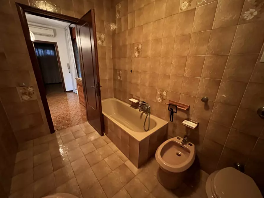 Immagine 13 di Camera in affitto  a Legnaro