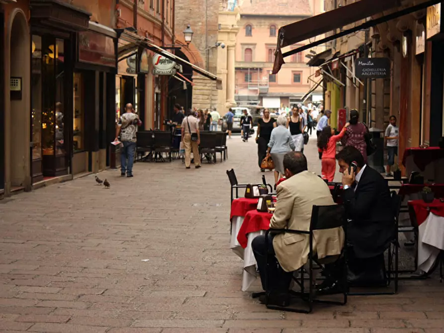 Immagine 1 di Negozio in affitto  in Via azeglio a Bologna