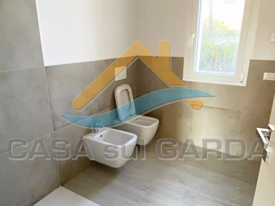 Immagine 4 di Appartamento in vendita  in via frassino a Peschiera Del Garda