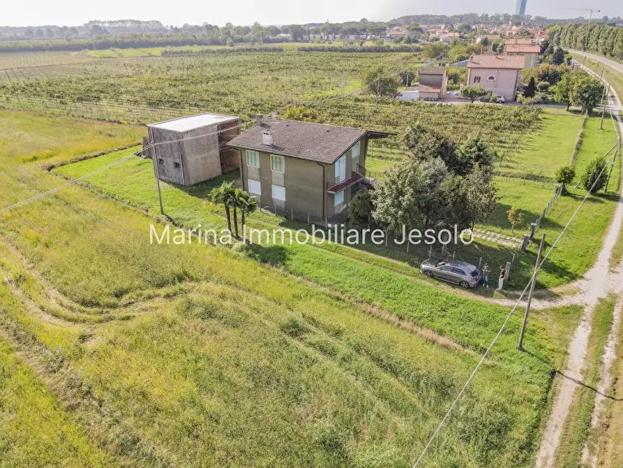 Immagine 1 di Villa in vendita  in Via Massaua a Jesolo