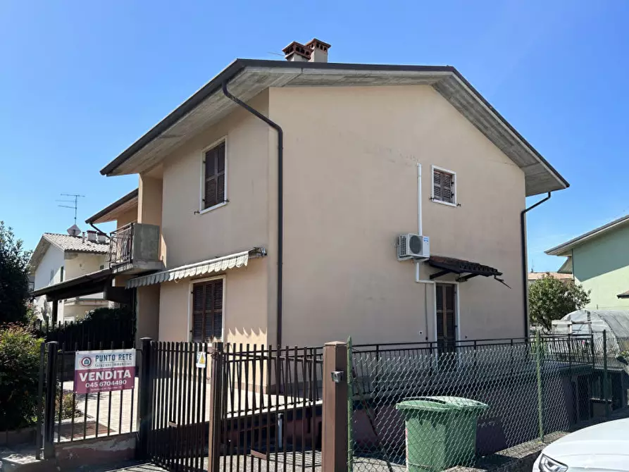 Immagine 1 di Casa bifamiliare in vendita  in Via Salvo d'Acquisto a Pescantina
