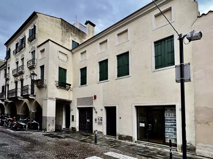 Immagine 1 di Negozio in vendita  in Via C. Battisti a Padova
