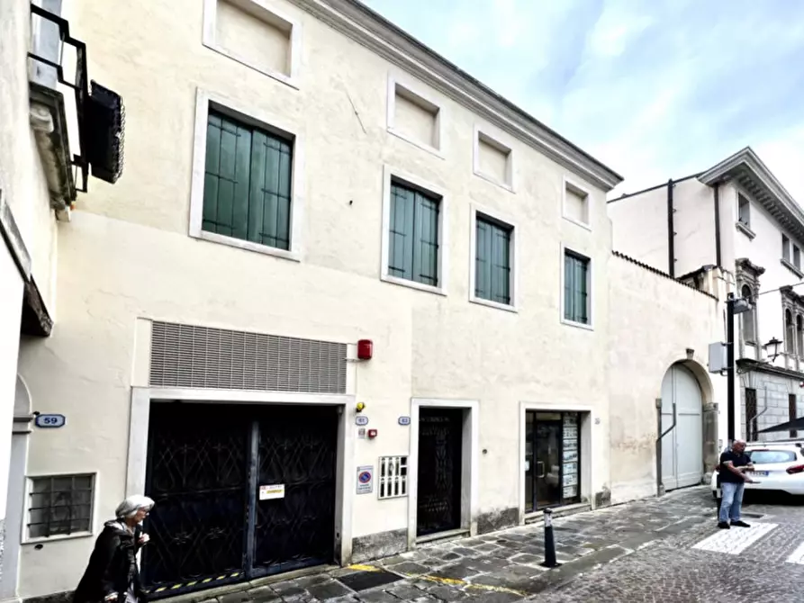 Immagine 12 di Negozio in vendita  in Via C. Battisti a Padova