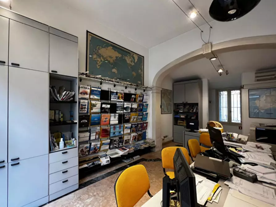 Immagine 21 di Negozio in vendita  in Via C. Battisti a Padova