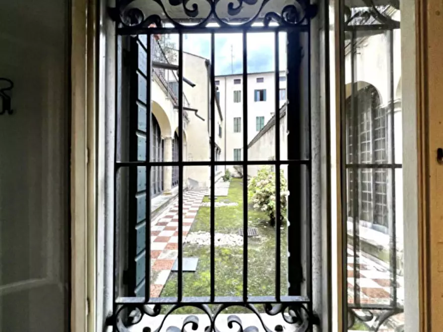 Immagine 23 di Negozio in vendita  in Via C. Battisti a Padova