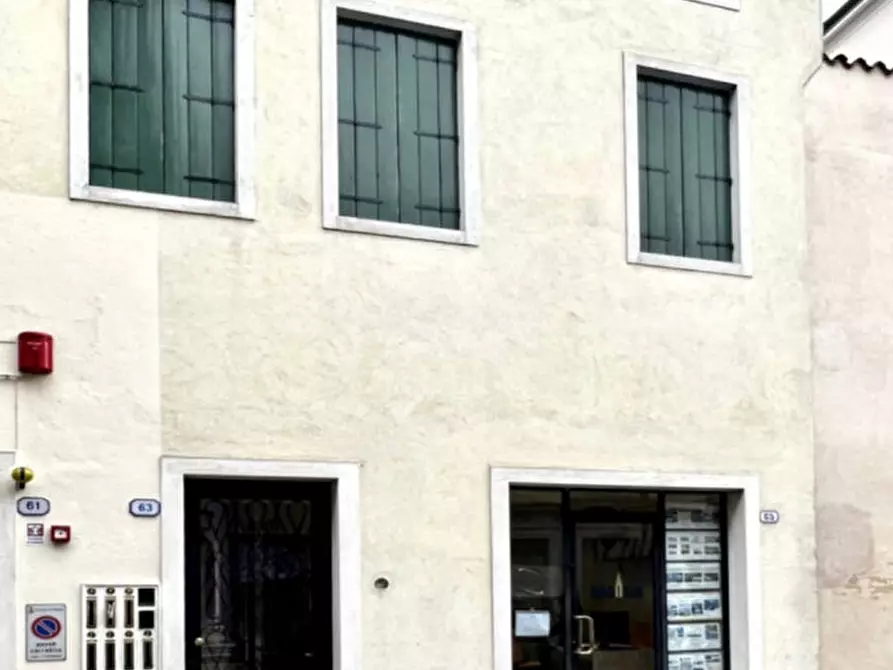 Immagine 24 di Negozio in vendita  in Via C. Battisti a Padova