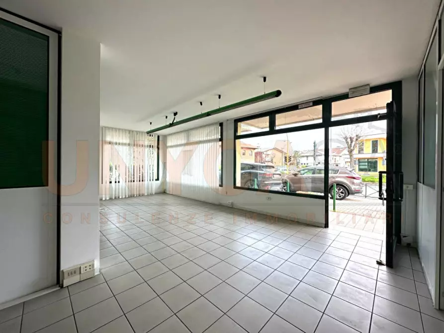 Immagine 8 di Negozio in affitto  a Padova