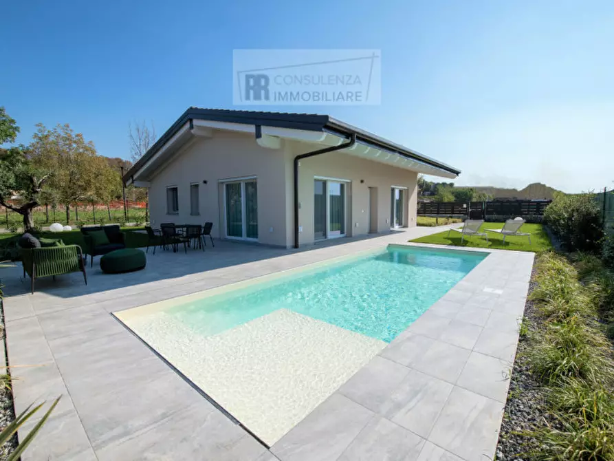 Immagine 1 di Villa in vendita  in camalavicina a Castelnuovo Del Garda