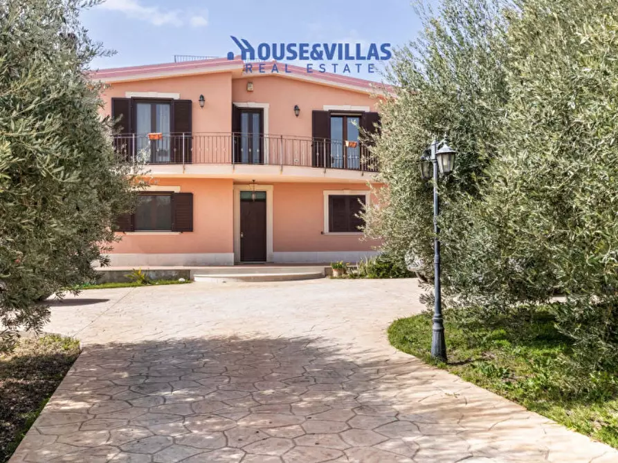 Immagine 1 di Villa in vendita  in contrada Laufi a Noto