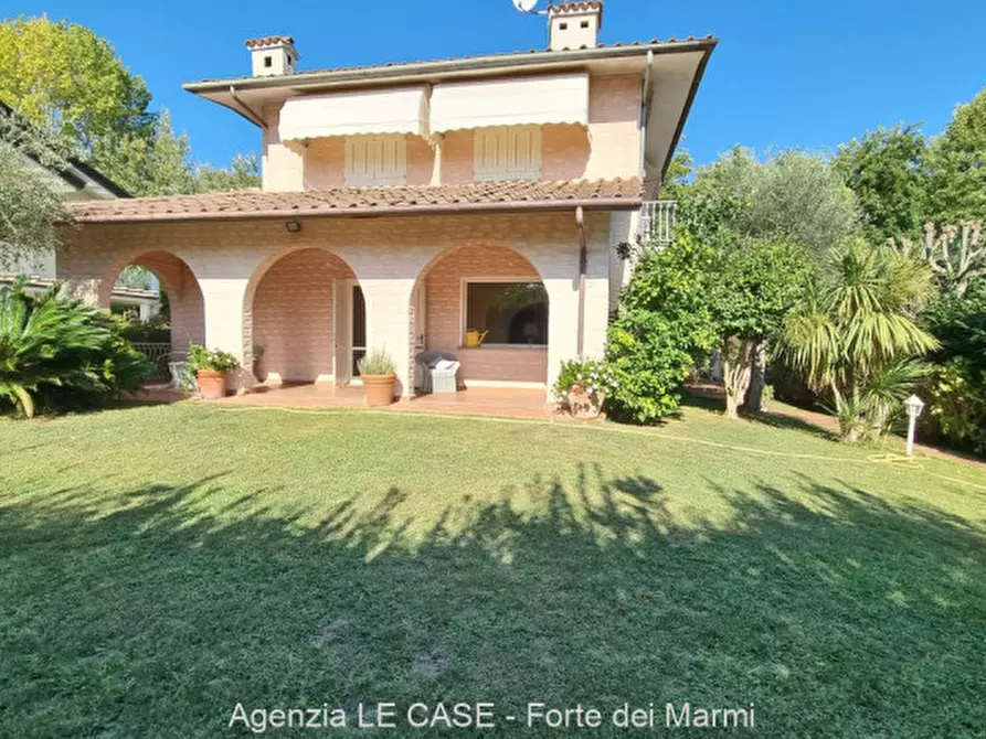 Immagine 1 di Villa in vendita  in Via Abruzzi 100 a Forte Dei Marmi