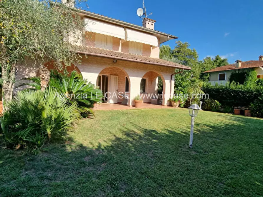 Immagine 1 di Villa in vendita  in Via Abruzzi 100 a Forte Dei Marmi