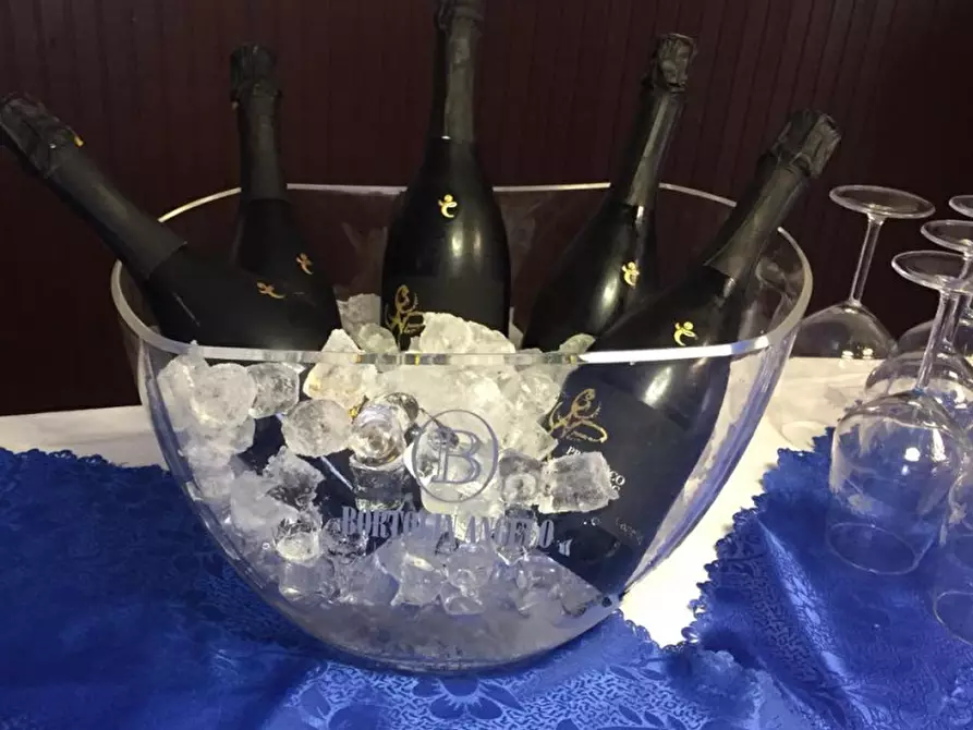 Immagine 3 di Attività commerciale in vendita  a Villafranca Di Verona