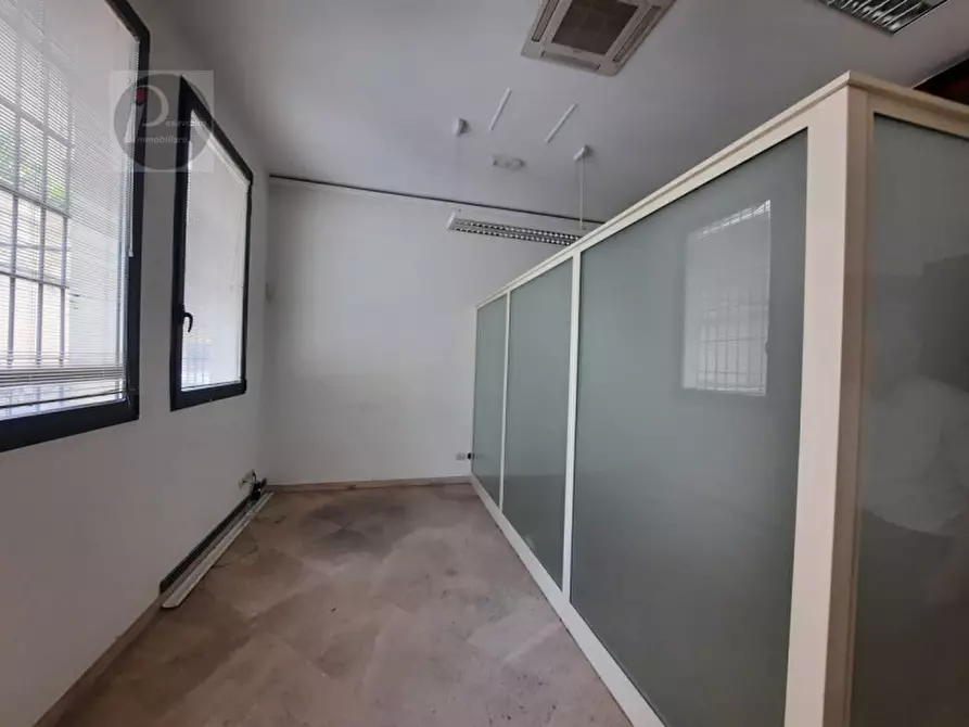 Immagine 2 di Negozio in affitto  a Padova