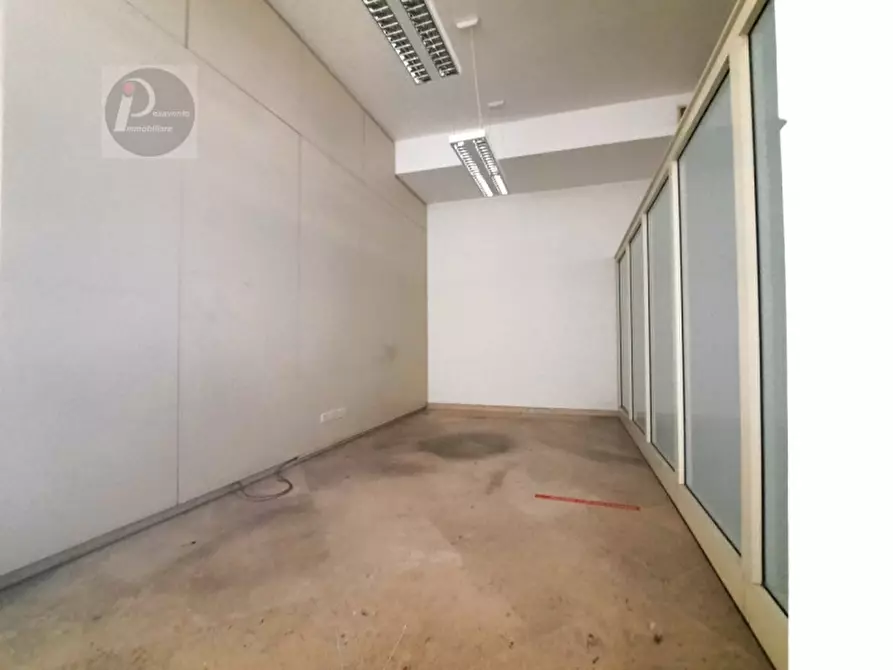 Immagine 4 di Negozio in affitto  a Padova