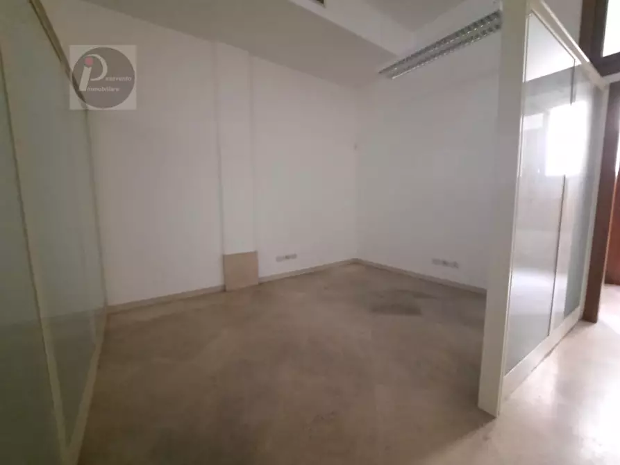 Immagine 11 di Negozio in affitto  a Padova