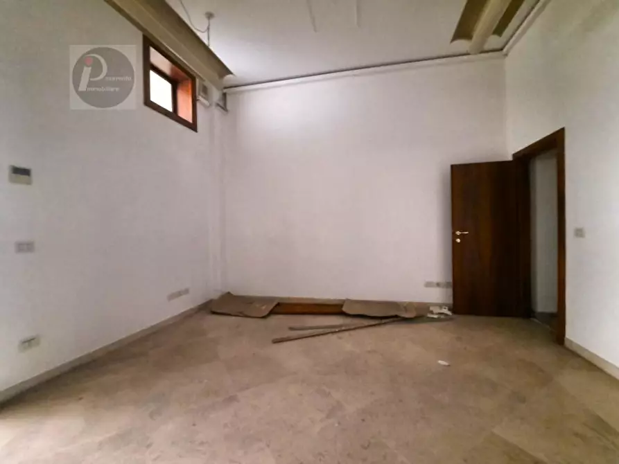 Immagine 12 di Negozio in affitto  a Padova