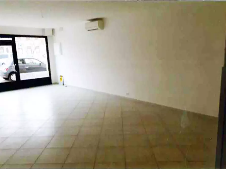 Immagine 1 di Negozio in affitto  a Fratta Polesine