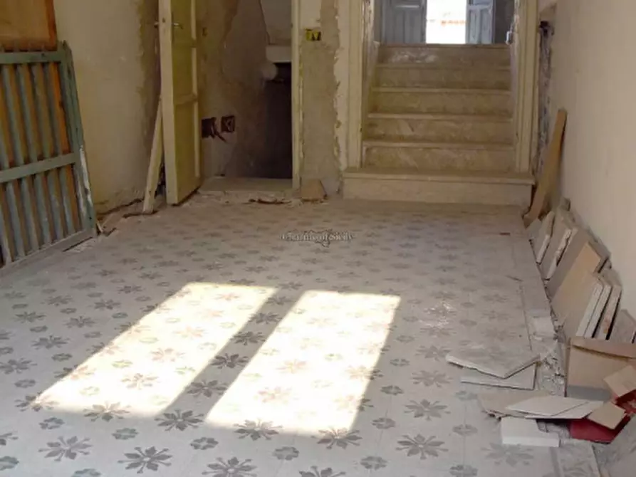 Immagine 15 di Palazzo in vendita  in Via De Leva a Modica