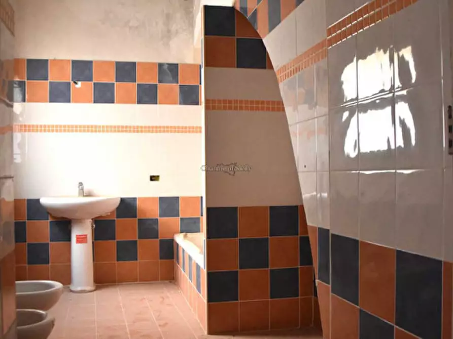 Immagine 20 di Palazzo in vendita  in Via De Leva a Modica